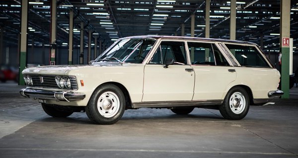 Когато Джани Аниели все още е зад волана на Fiat, той можеше да има каквато кола пожелае... Но да бъдем по-конкретни, Fiat е построил много модели по негова поръчка и според неговите нужди. Сред тях и моделът на снимката, който по същество е базиран на луксозния Fiat 130. Разбира се, този на Agnelli е комби (Officina Introzziа прави преобразуването) и има 3,2-литров шестцилиндров двигател под капака със 165 конски сили.

Всъщност, семейство Аниели прави четири от тези практични коли, всяка от които се различава в детайлите. Големият бос взима един с багажник на покрива , известен като Villa d' Este. Този на снимката е собственост на Умберто Аниели (по-малкия брат на Джани), а сега на групата Stellantis.

